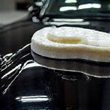 Polissage de la carrosserie avec cire
